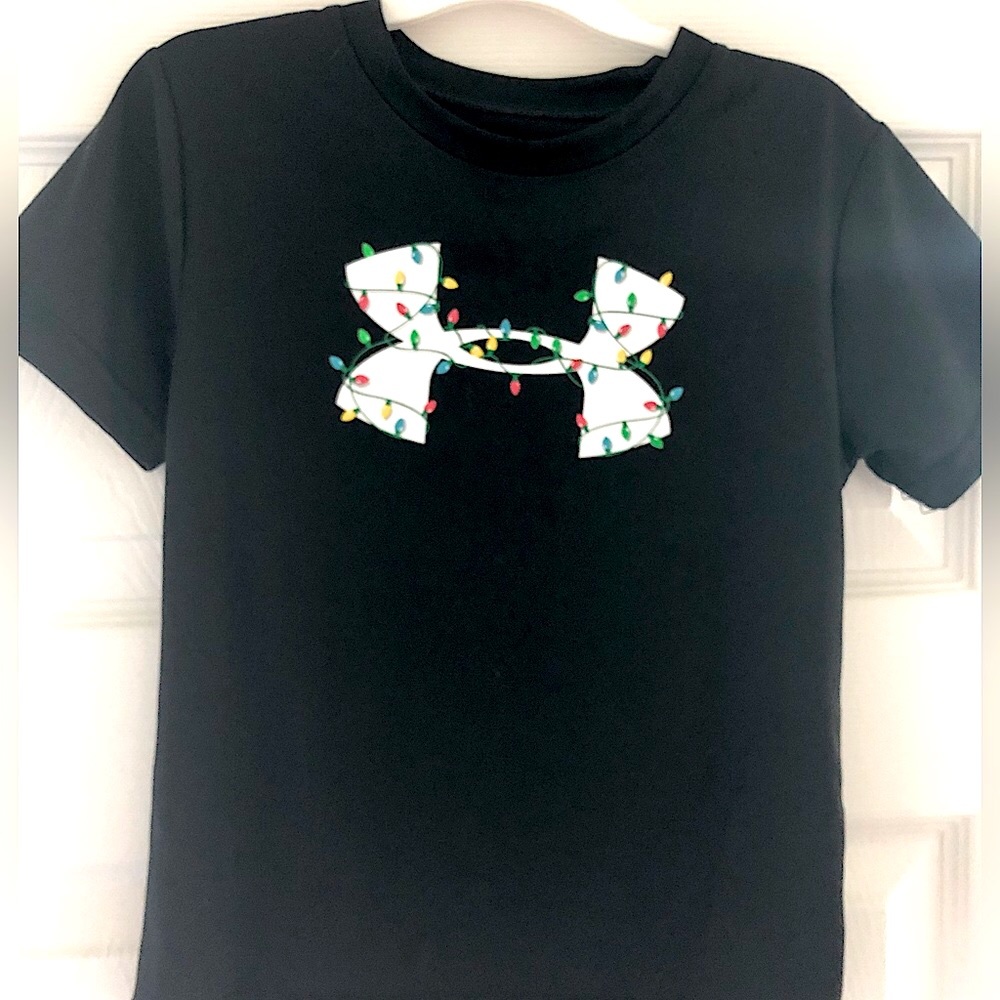UNDER ARMOUR Christmas Lights Black T-shirt Boys Sz.4